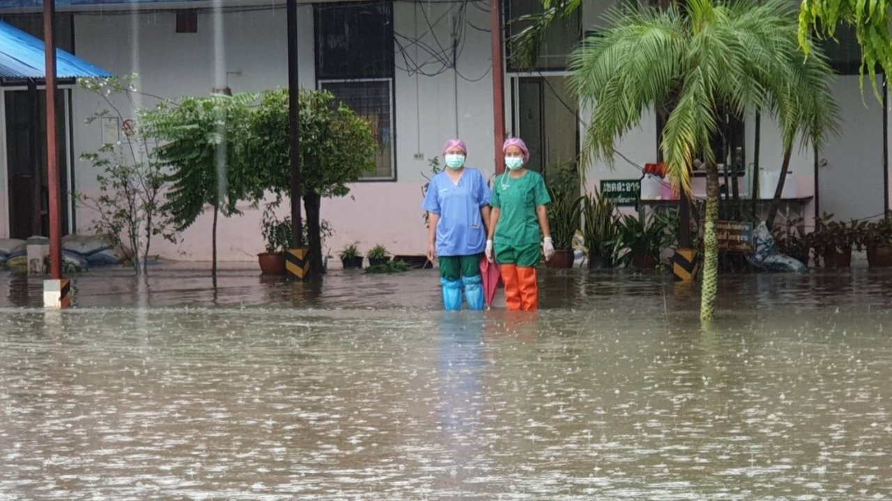 ร้อยเอ็ดเจอฝนตกมาราธอน โรงพยาบาลพนมไพรน้ำท่วม เร่งระบายคาดเย็นนี้แห้ง