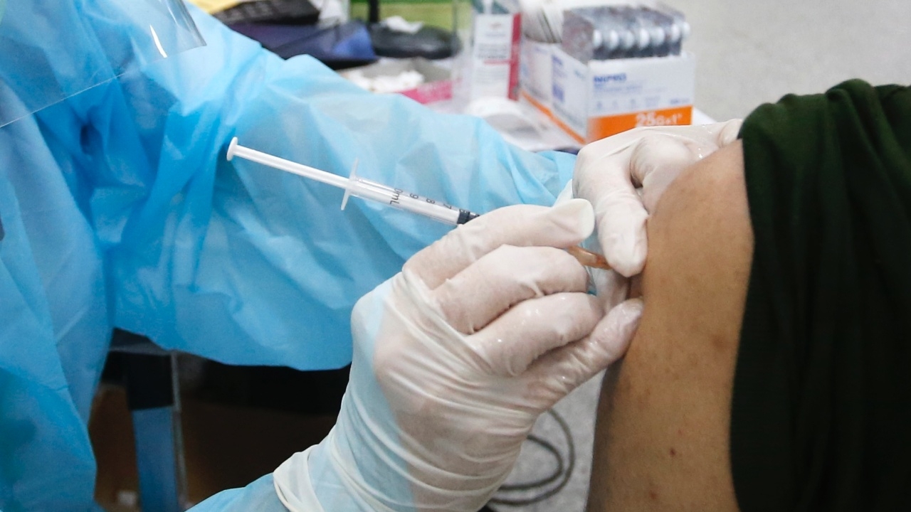 หมอธีระวัฒน์ เผยฉีดซิโนแวค 2 เข็ม ต่อด้วยเข็ม 3 ยี่ห้ออื่น กระตุ้นภูมิดีขึ้น