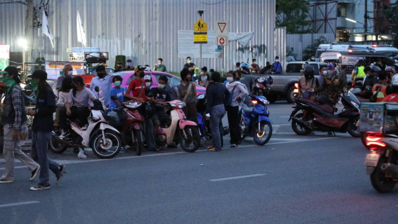 ตำรวจ ยิงกระสุนยาง หน้ากองดุริยางค์ทหารบก ผู้ชุมนุมเจ็บ 2 ราย 