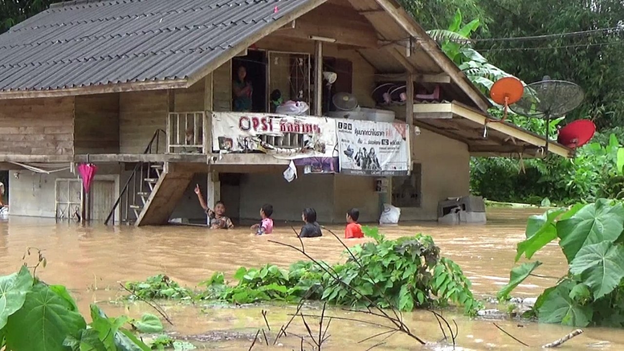 ฝนถล่มตรังทำน้ำป่าทะลักท่วมแล้ว 3 อำเภอ เดือดร้อนนับร้อยหลังคาเรือน