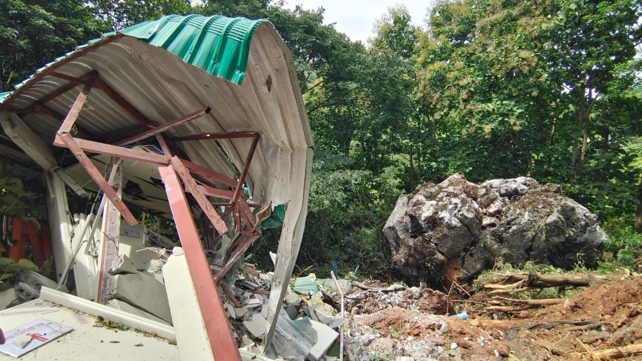 ฝนตกหนัก หินภูเขาถล่มทับรพ.สนามที่ชัยภูมิ พังยับ (คลิป)