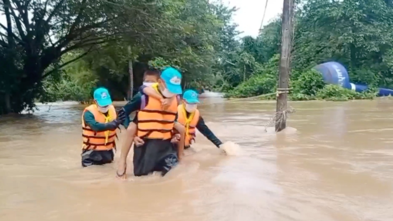 ฝนถล่มหนัก น้ำป่าเขาใหญ่-ทับลาน ทะลักท่วมชุมชนตลาดเก่ากบินทร์บุรี (คลิป)