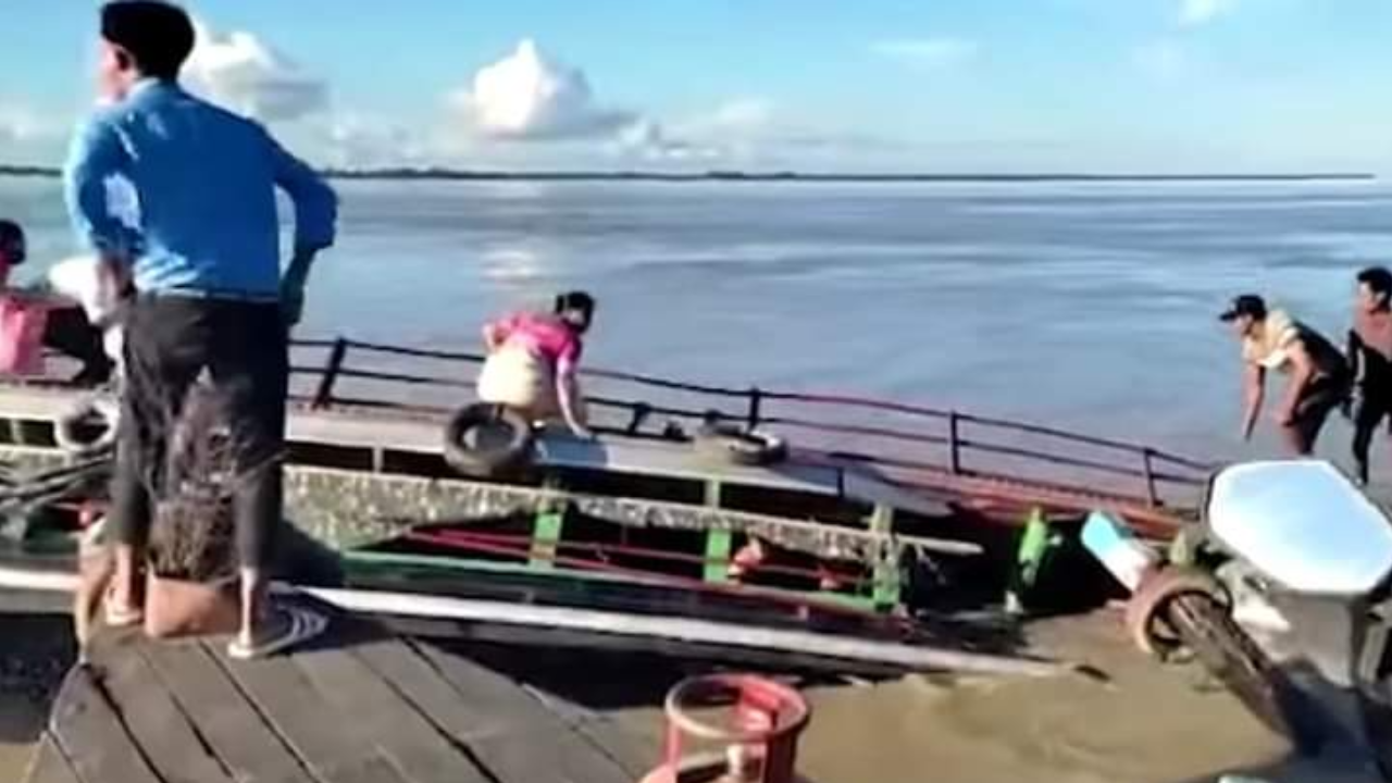 สลด เรือโดยสารชนเรือใหญ่ล่มกลางแม่น้ำอินเดีย ดับ 1 ศพ สูญหายกว่า 30 ชีวิต 