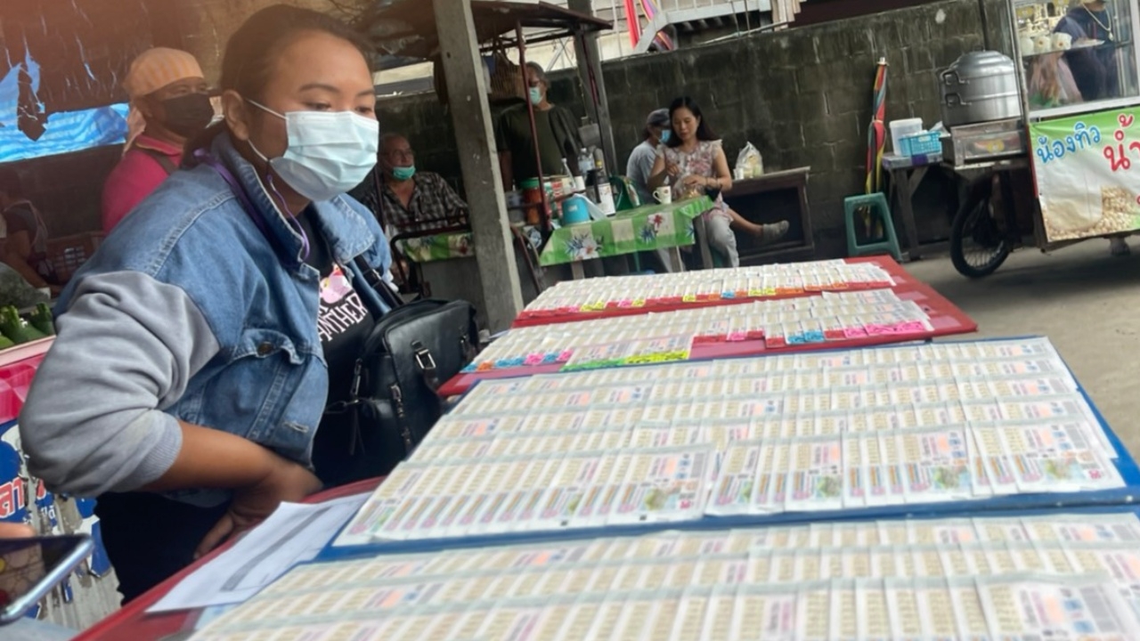 นักเสี่ยงโชคแห่ซื้อ "เลขเด็ด" แม่น้ำหนึ่ง งวด 1/9/64 เกลี้ยงแผงแล้ว