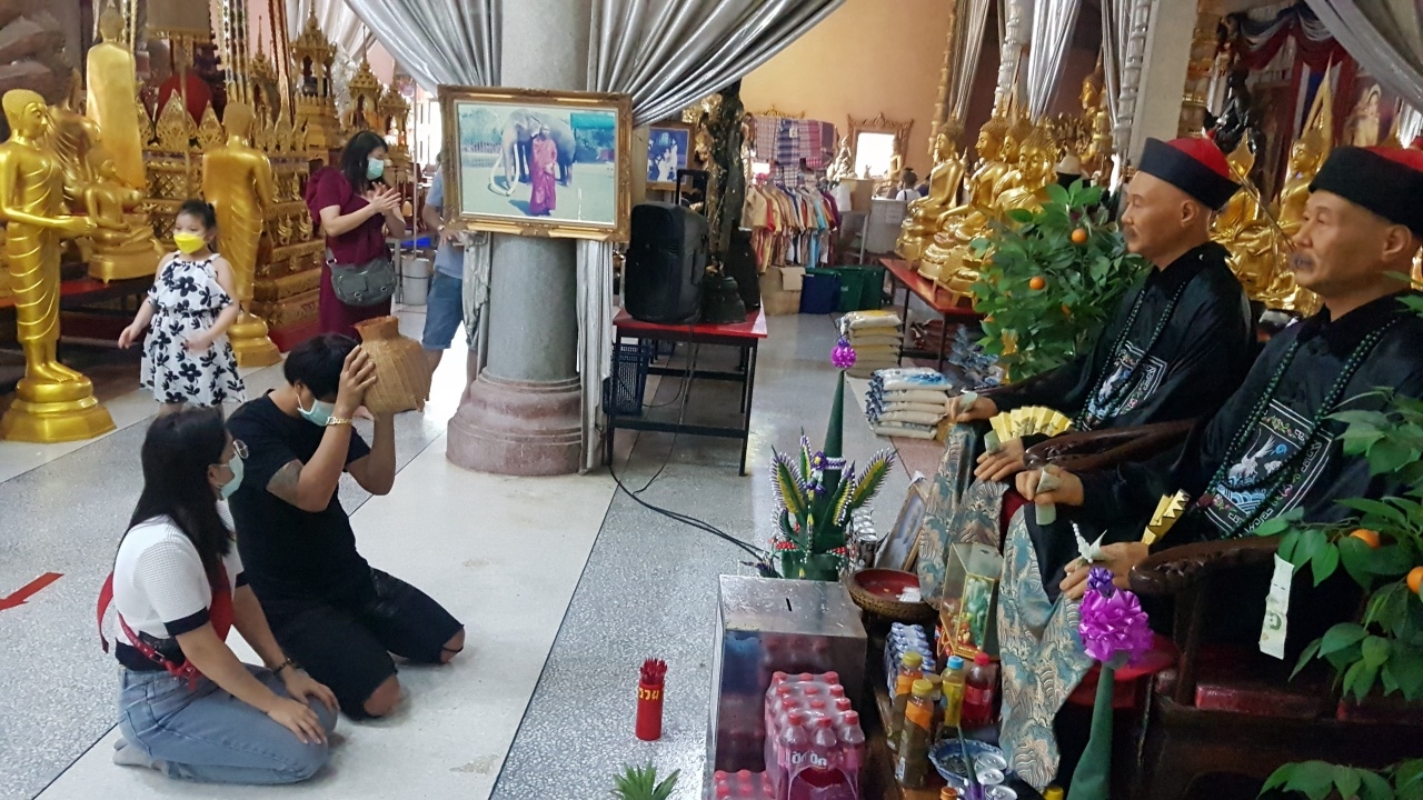 หนุ่มใหญ่ไหว้ขอพร "ยี่กอฮง" พร้อมเขย่าเซียมซีขอ "เลขเด็ด" ลุ้นโชค