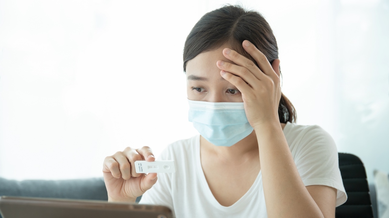 ตรวจ ATK ได้ผลบวก ติดเชื้อโควิด ปฏิบัติตัวอย่างไร เพื่อเข้าสู่การรักษา