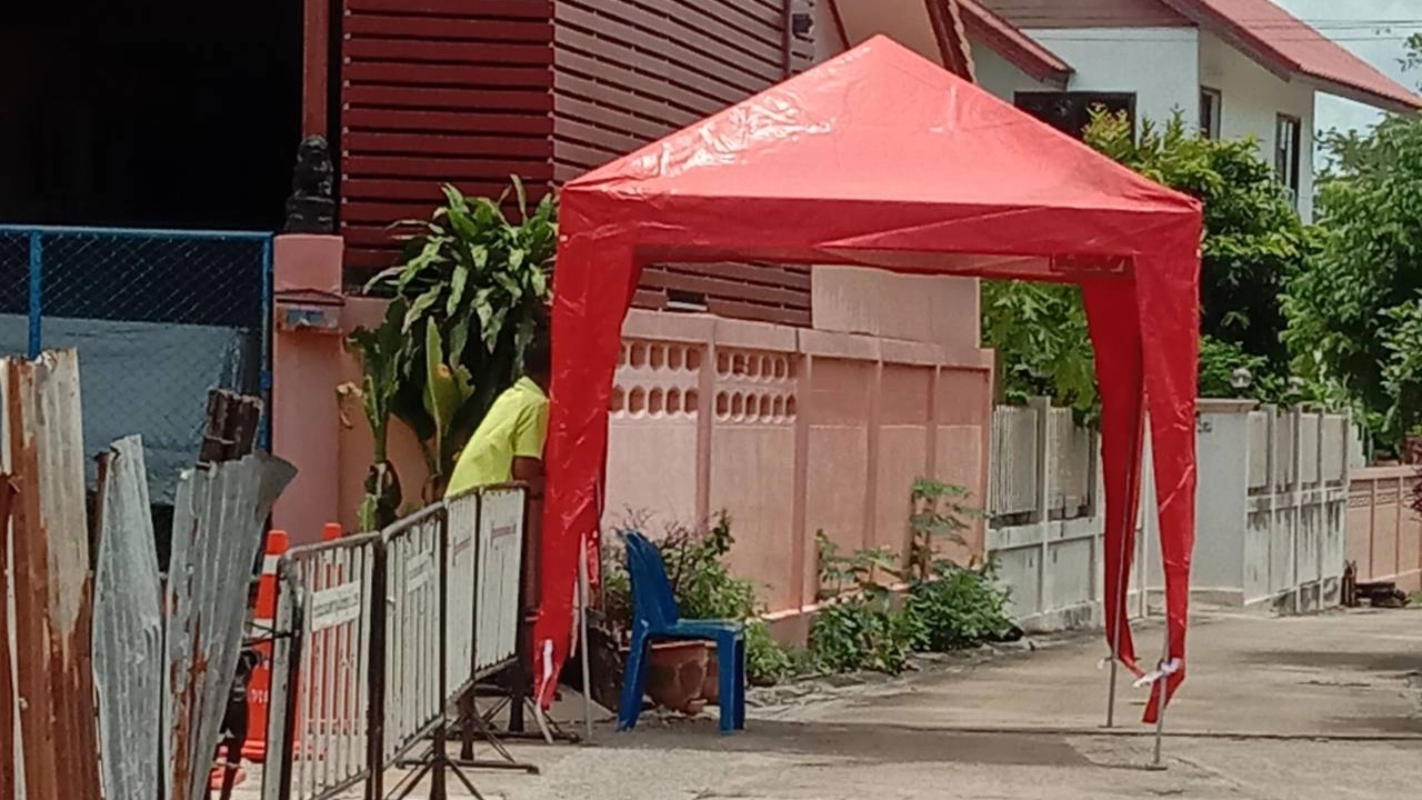 คลัสเตอร์ขึ้นบ้านใหม่พ่นพิษ ติดโควิดแล้ว 42 ราย ล็อกดาวน์ 5 ชุมชน