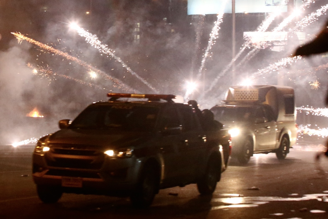 ผู้ชุมนุมจุดพลุ ยิงใส่รถตำรวจ คฝ. พลาดถูกกลุ่มนักข่าวเจ็บ 2