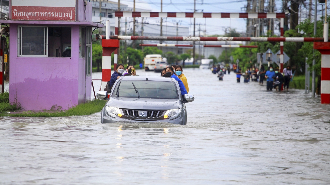 จมนิคมฯ บางปู เสียหายหนัก ฝนถล่ม 1 เมตร พบต้นเหตุ ขยะอุดท่อ (คลิป)