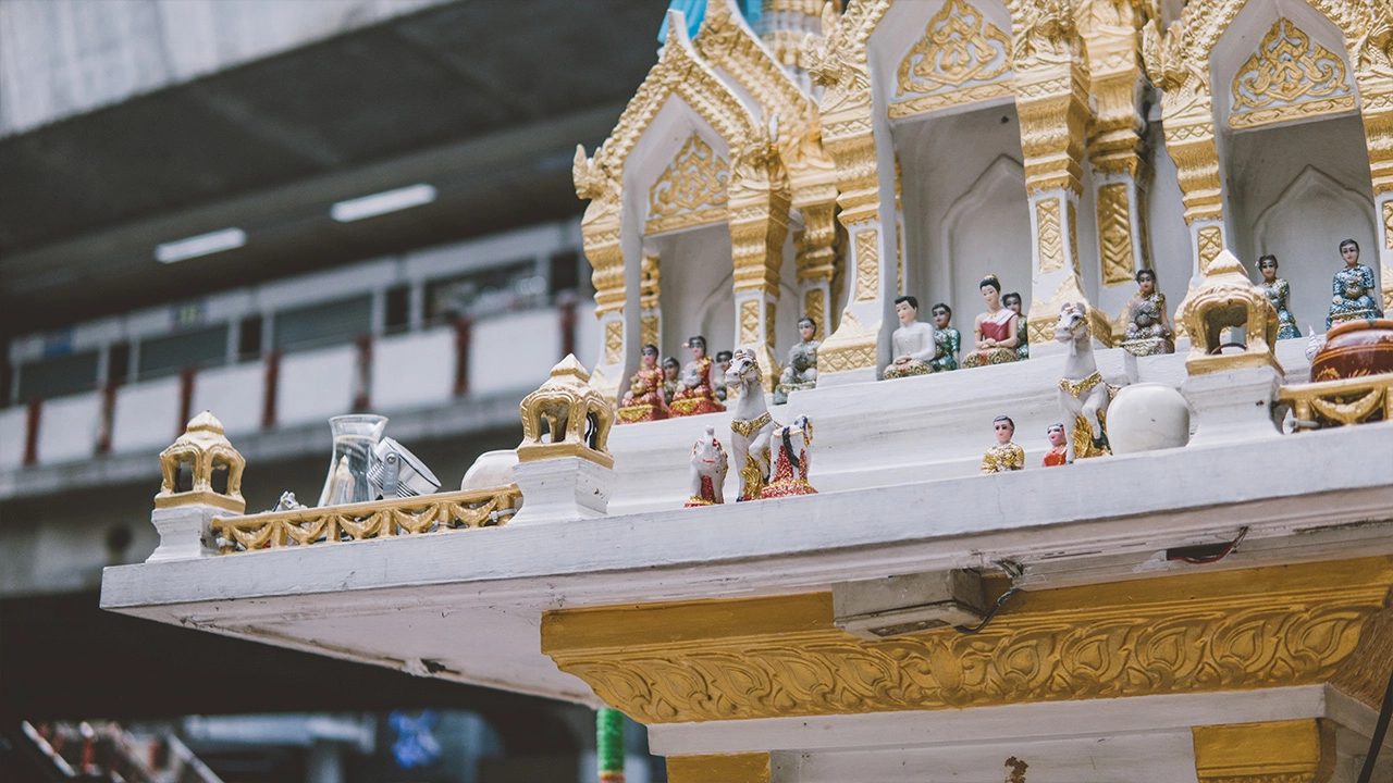 ไหว้ศาลพระภูมิ ของไหว้มีอะไรบ้าง ใช้ธูปกี่ดอก พร้อมคาถาสวดแล้วเฮง ไหว้ศาลพระภูมิ ของไหว้มีอะไรบ้าง ใช้ธูปกี่ดอก พร้อมคาถาสวดแล้วเฮง