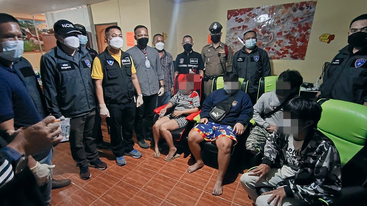 ตร.ภาค 2 บุกจับบ่อนออนไลน์ เปิดบ้านให้ผีพนันเข้าเล่น อ้างเพื่อหารายได้