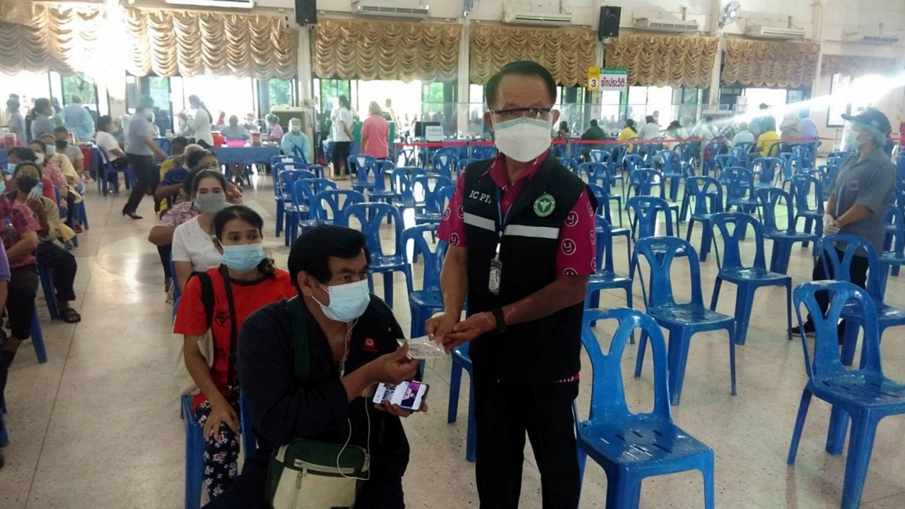 เสริมภูมิฯ แล้วลุ้นรวย รพ.โพธาราม แจกสลากกินแบ่งฯ ให้ คนที่มารับวัคซีน