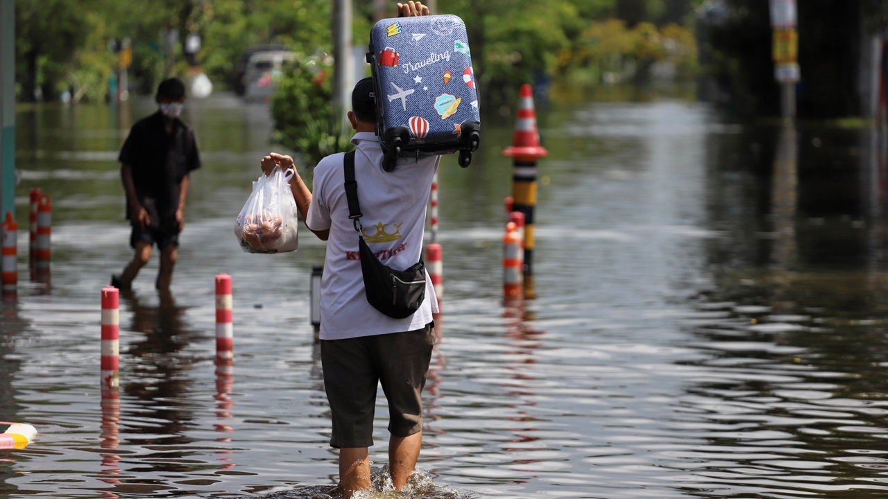 นิคมฯบางปู ยังจมบาดาล เร่งสูบนํ้าออก คาด 1-2 วันแห้ง (คลิป)