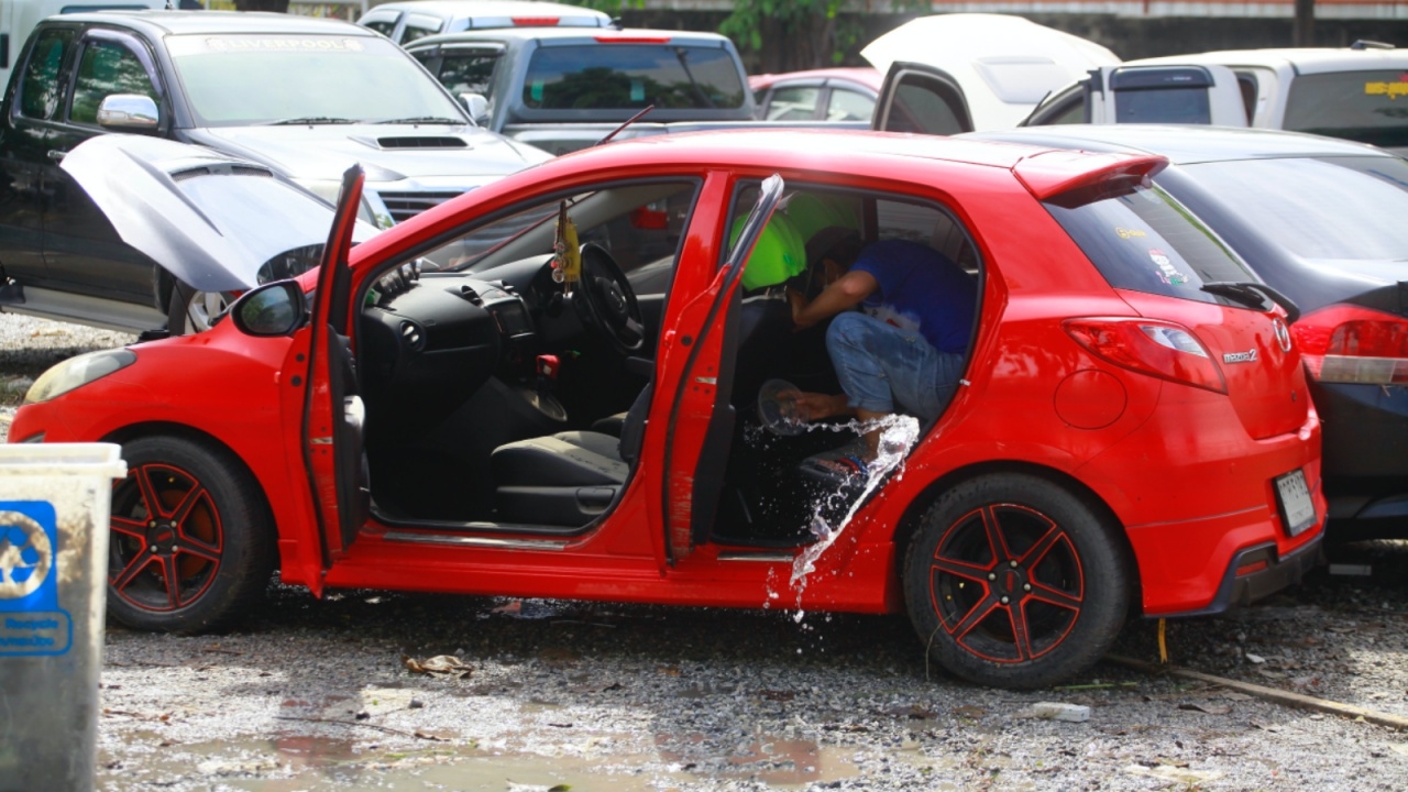 สำรวจ นิคมบางปู พบรถจมน้ำ เครื่องจักรโรงงานเสียหายหลายล้าน 