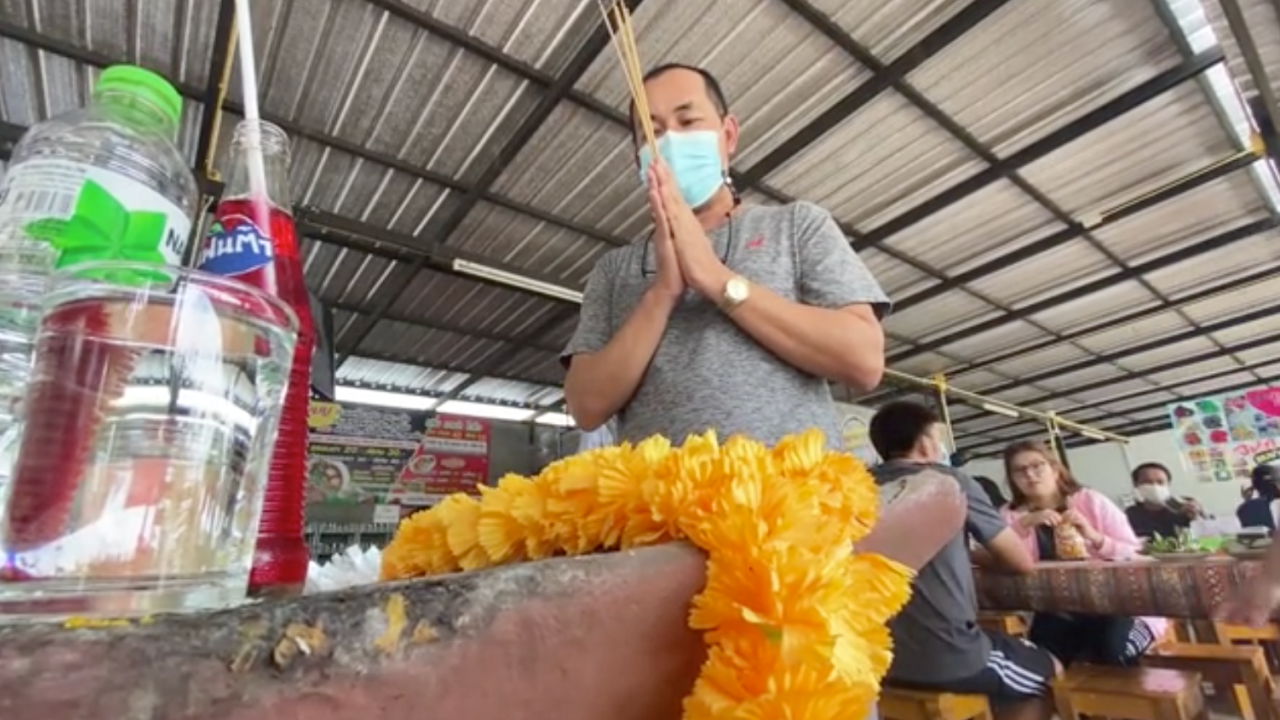 พ่อค้าก๋วยเตี๋ยวขอโชค "เรือไม้ตะเคียน" ตัวช่วยขายดีแถมให้ "เลขเด็ด" หลายงวด (คลิป)