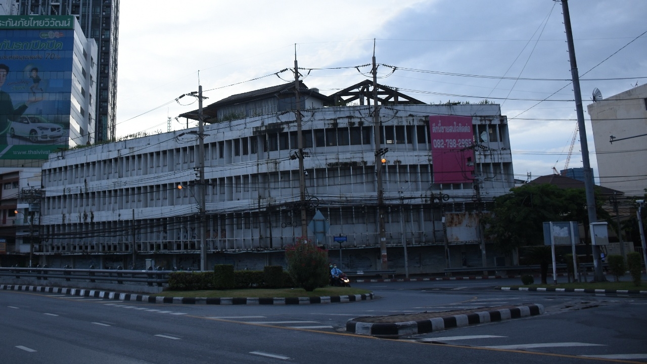 สามเหลี่ยมดินแดงสงบ วัยรุ่นทะลุแก๊สพักรบอีกวัน 