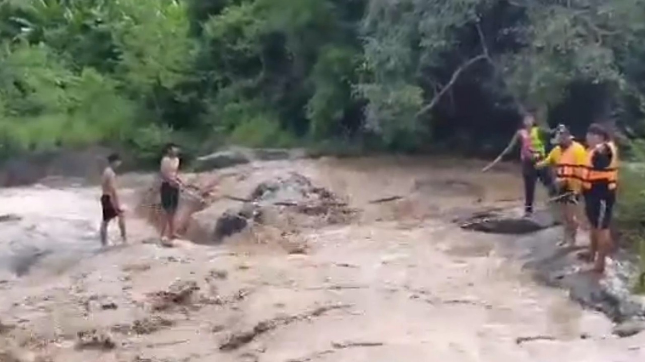 ช่วยระทึก 3 วัยรุ่น เล่นน้ำตก เจอน้ำป่าทะลักมาไม่รู้ตัว (คลิป)