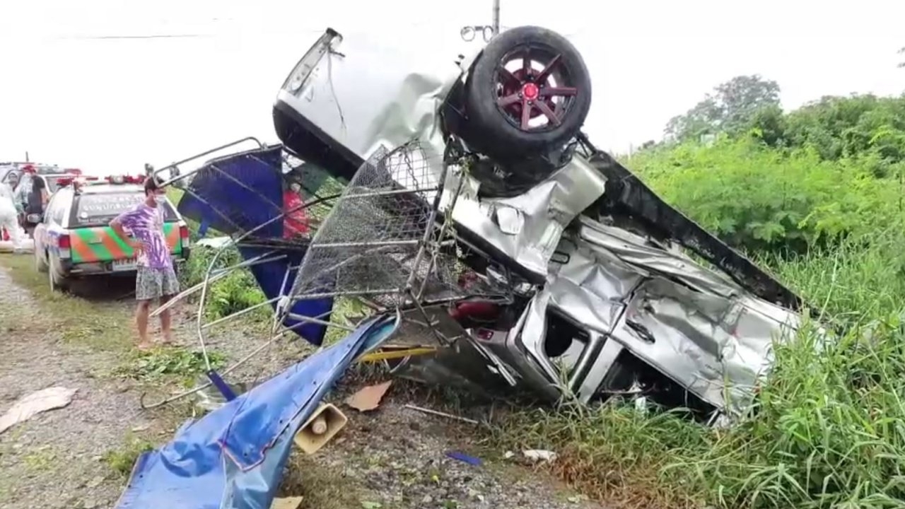 รถไฟสายอีสานเสยกระบะพ่อค้าผลไม้ กระเด็นคาทางตัดรางรถไฟที่สระบุรีดับคาที่