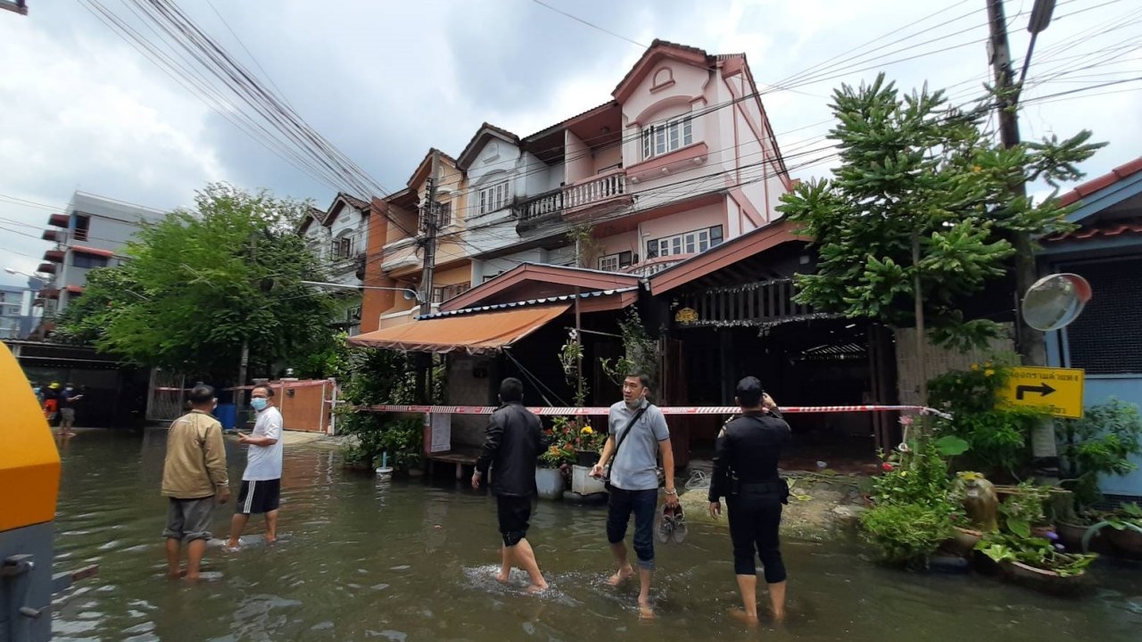 ทาวน์เฮาส์ทรุด 5 คูหาย่าน รามฯ 36/1 ไร้เจ็บแต่อยู่ไม่ได้ รอโยธาตรวจสอบ