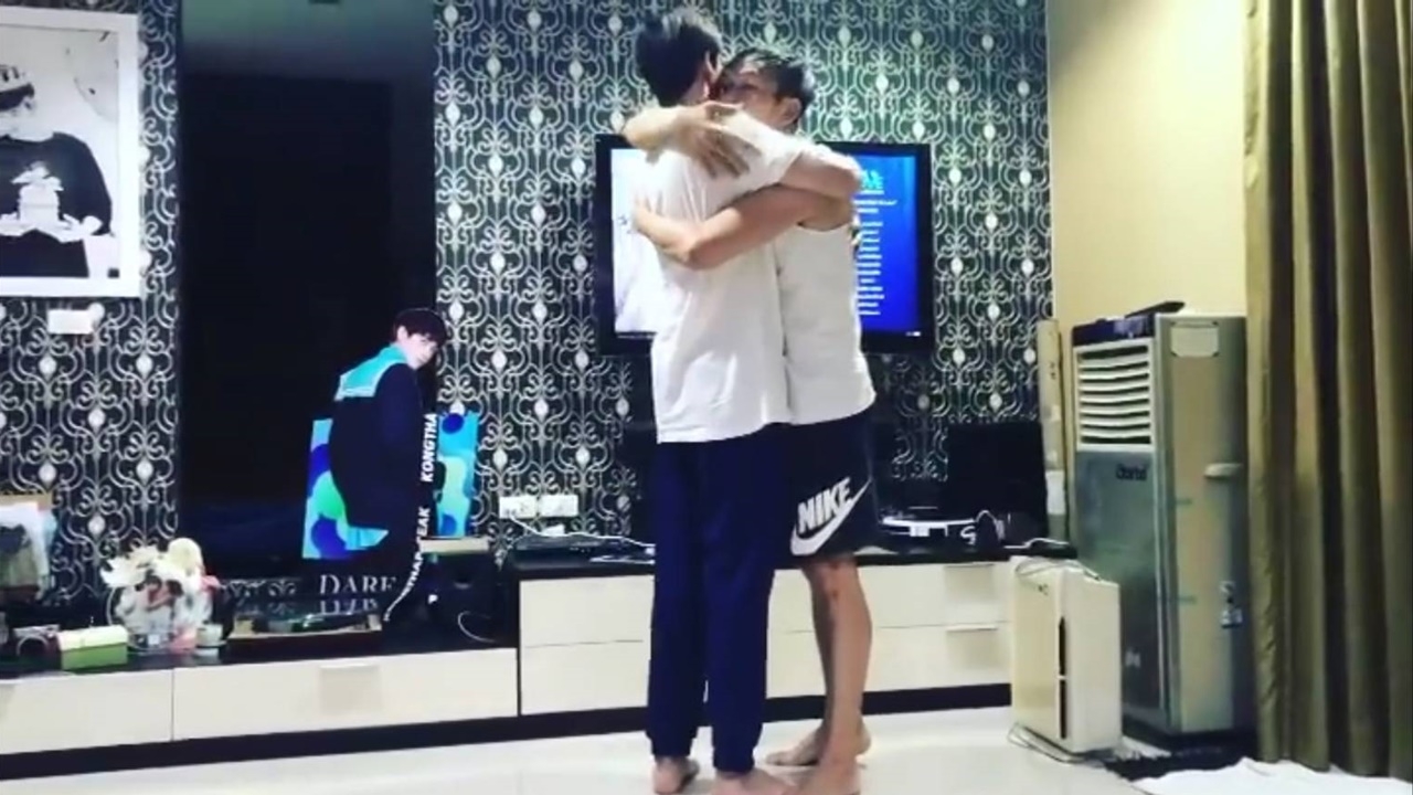 ปราบ ยุทธพิชัย กอด กองทัพ พีค เผยความในใจหลังดูละครเรื่องแรกของลูกชายจบ