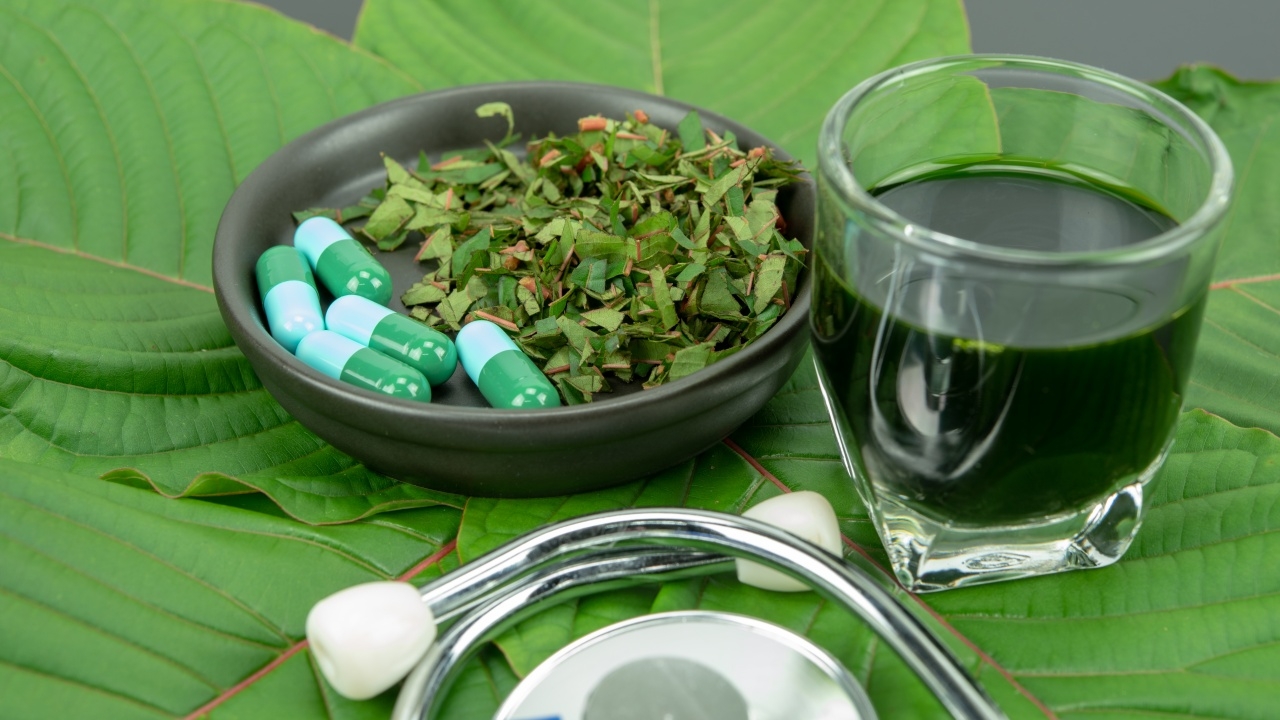 ผลิตภัณฑ์สุขภาพที่ทำจากพืช "กระท่อม" อย. ย้ำต้องยื่นขออนุญาตก่อนขาย