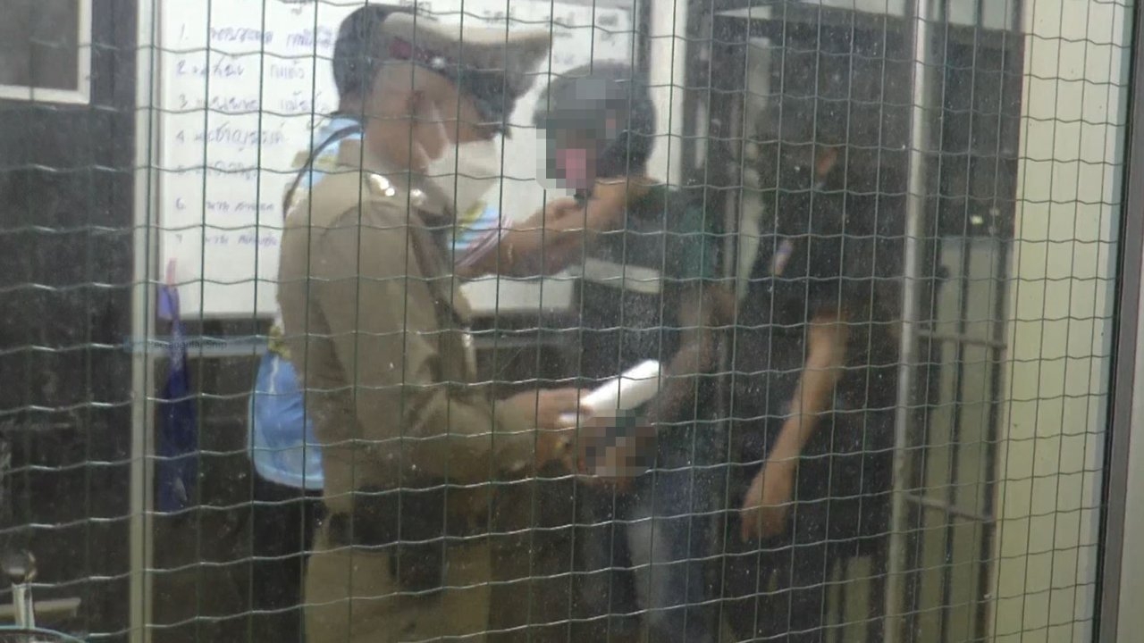 คุมตัวพ่อข่มขืนลูกสาวแฝดทำแผน ชาวบ้านแห่รุมแช่ง ตร.คุ้มกันหวั่นโดนกระทืบ