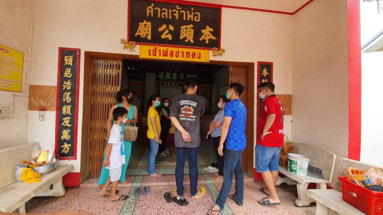 กก.ศาลเจ้าทำพิธีขอขมาพร้อมทำความสะอาด หลังหนุ่มซิกซ์แพ็กเพี้ยนบุกพังจนราบ