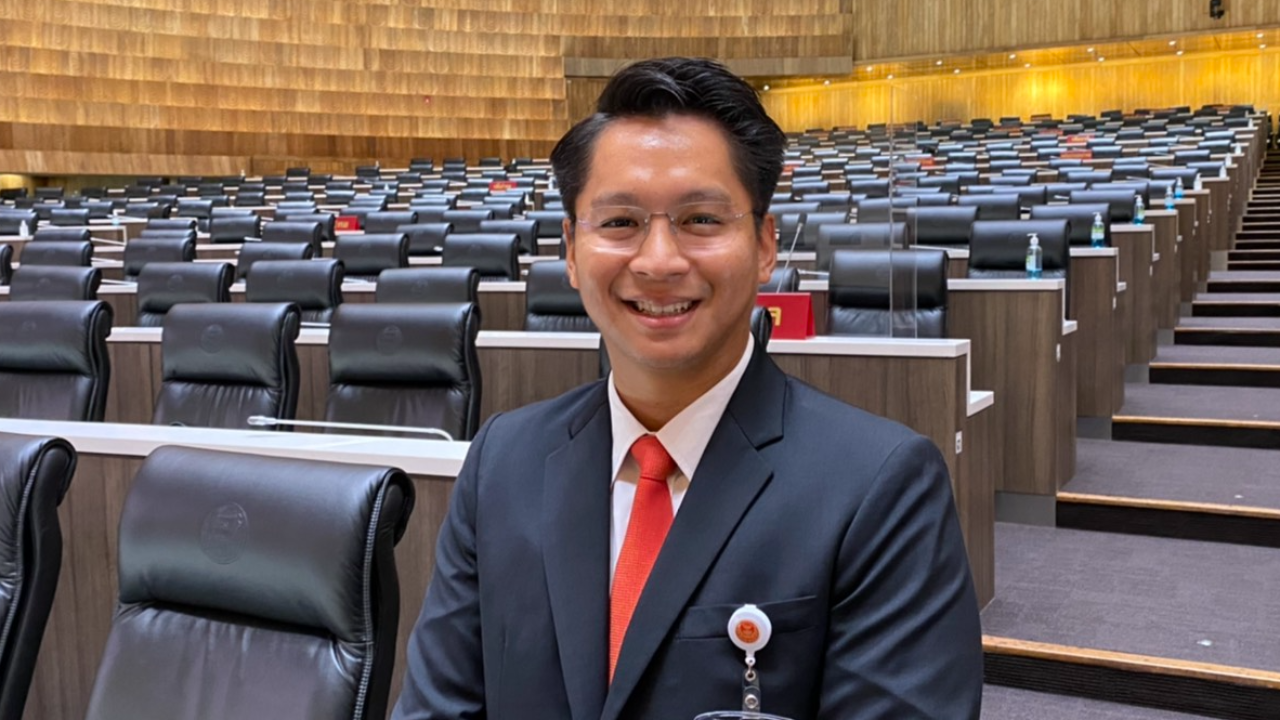 "ทนายบิลลี่" ส.ส.ก้าวไกล ไม่ไปต่อกับพรรค เเน่ หลังยุบสภา