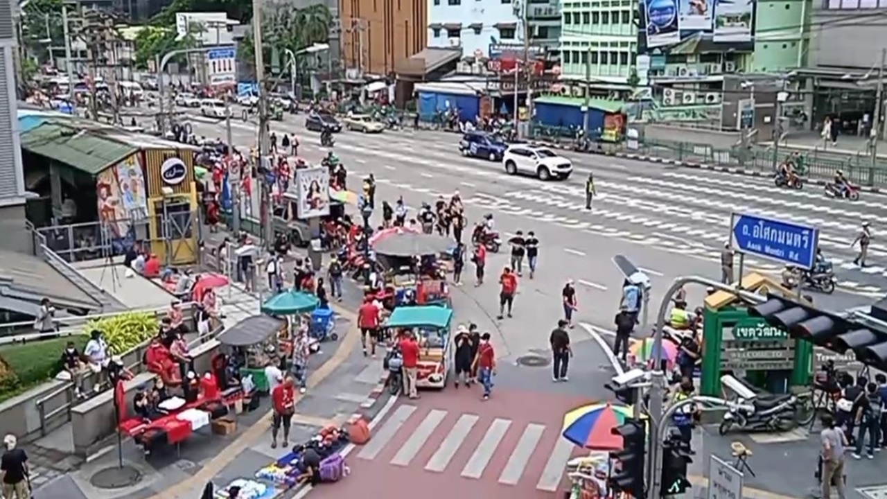 มวลชนมาแล้ว ทยอยร่วม "ม็อบ 5 กันยา" Car Mob Return ที่แยกอโศก (คลิป)