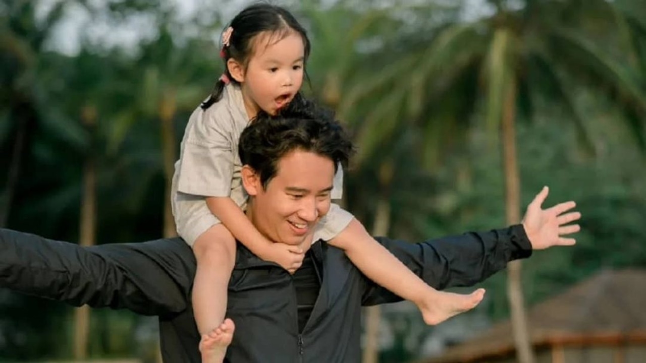 ทิม พิธา โพสต์โมเมนต์น่ารักกับลูกสาว ฉลองวันเกิดด้วยกันอย่างเรียบง่าย