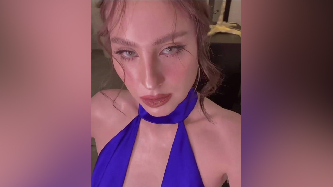 ขวัญ อุษามณี เผยความแซ่บชุดเดรสน้ำเงิน ผ่าลึกถึงสะดือ เห็นอกอึ๋ม (คลิป)