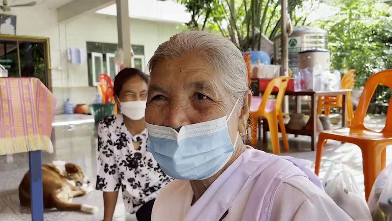 ยังแข็งแรงดี แม่เฒ่าฉีดแอสตราฯ วันเดียว 2 แขน ได้ฉายา "ยาย 2 เข็ม"