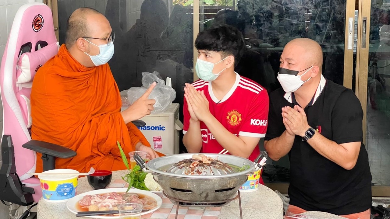 นิกกี้ ถวายหมูกระทะ พระมหาไพรวัลย์ โพสต์ภาพคู่ บอกขอเกาะชายผ้าเหลือง