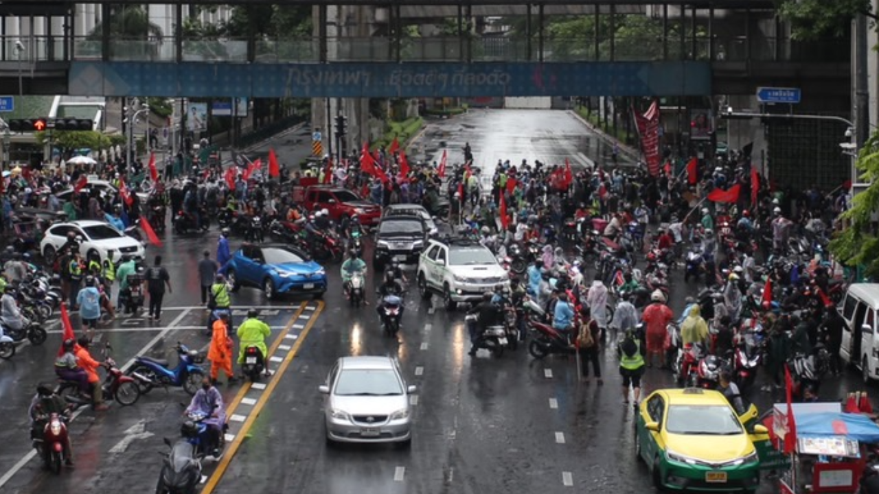 ม็อบเคลื่อนไปไม่ถึงจุดหมาย ขึงป้ายกลางแยกประตูน้ำ ก่อนประกาศยุติกิจกรรม