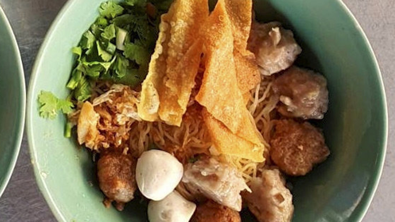 บะหมี่ตู้ไม้โบราณ วัดอนงค์  หมูแดงอร่อยทะลุมิติ