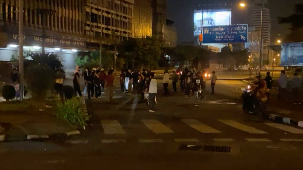 ม็อบ ยังรวมตัว สามเหลี่ยมดินแดง แม้ผ่าน "เคอร์ฟิว" มากว่าชั่วโมง