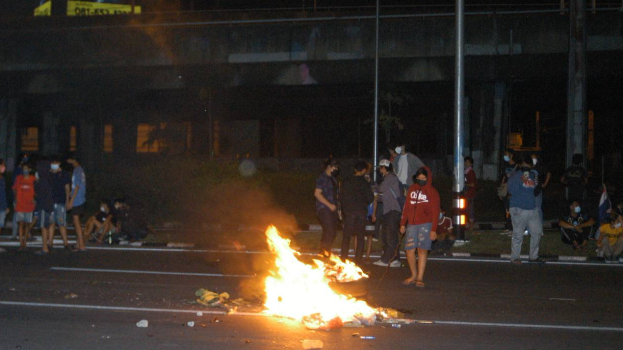 กลุ่มทะลุแก๊ซ ยังรวมตัวอยู่แยกดินแดง ยังไม่เลิกท้าทายเจ้าหน้าที่