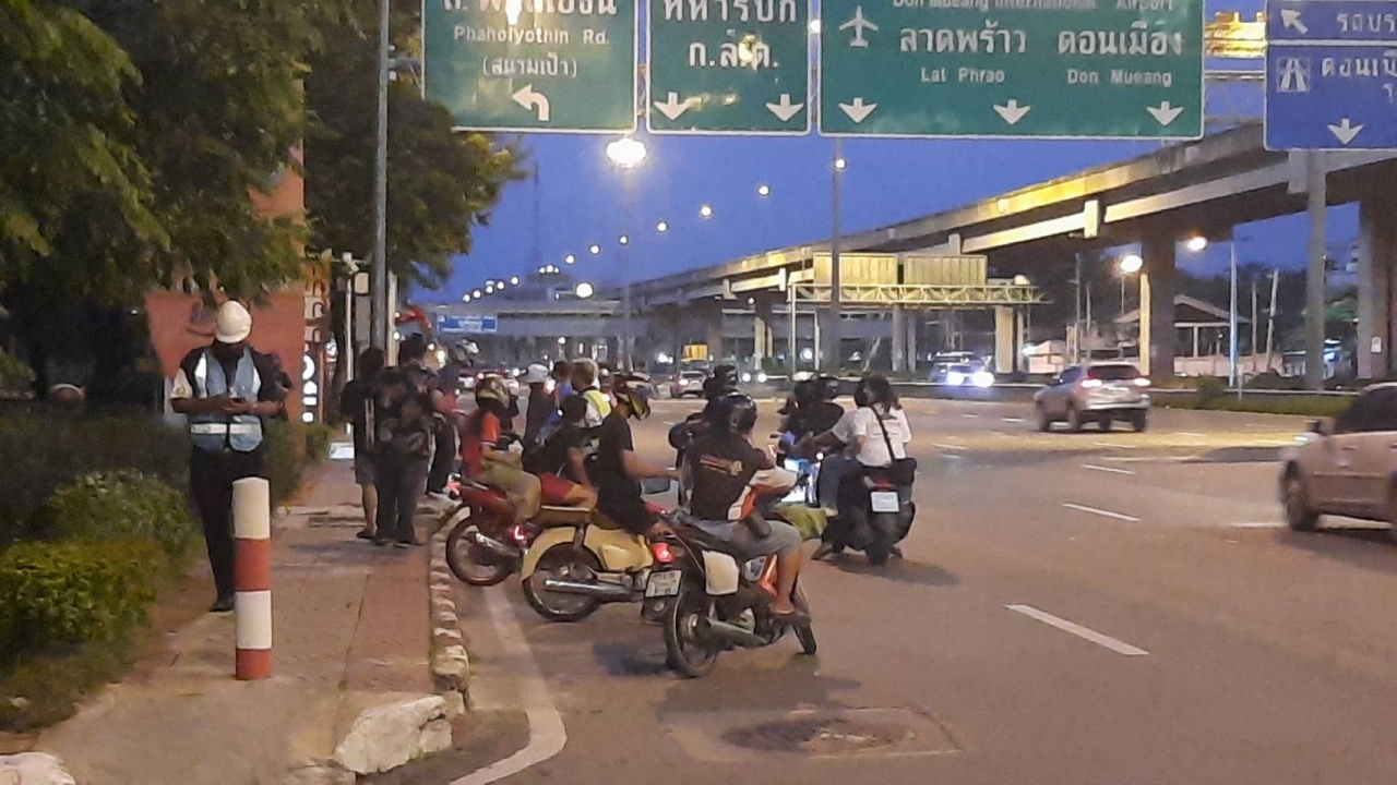 ม็อบดินแดง มวลชนกระจายหลายจุด เริ่มมีเสียงคล้ายประทัดในพื้นที่