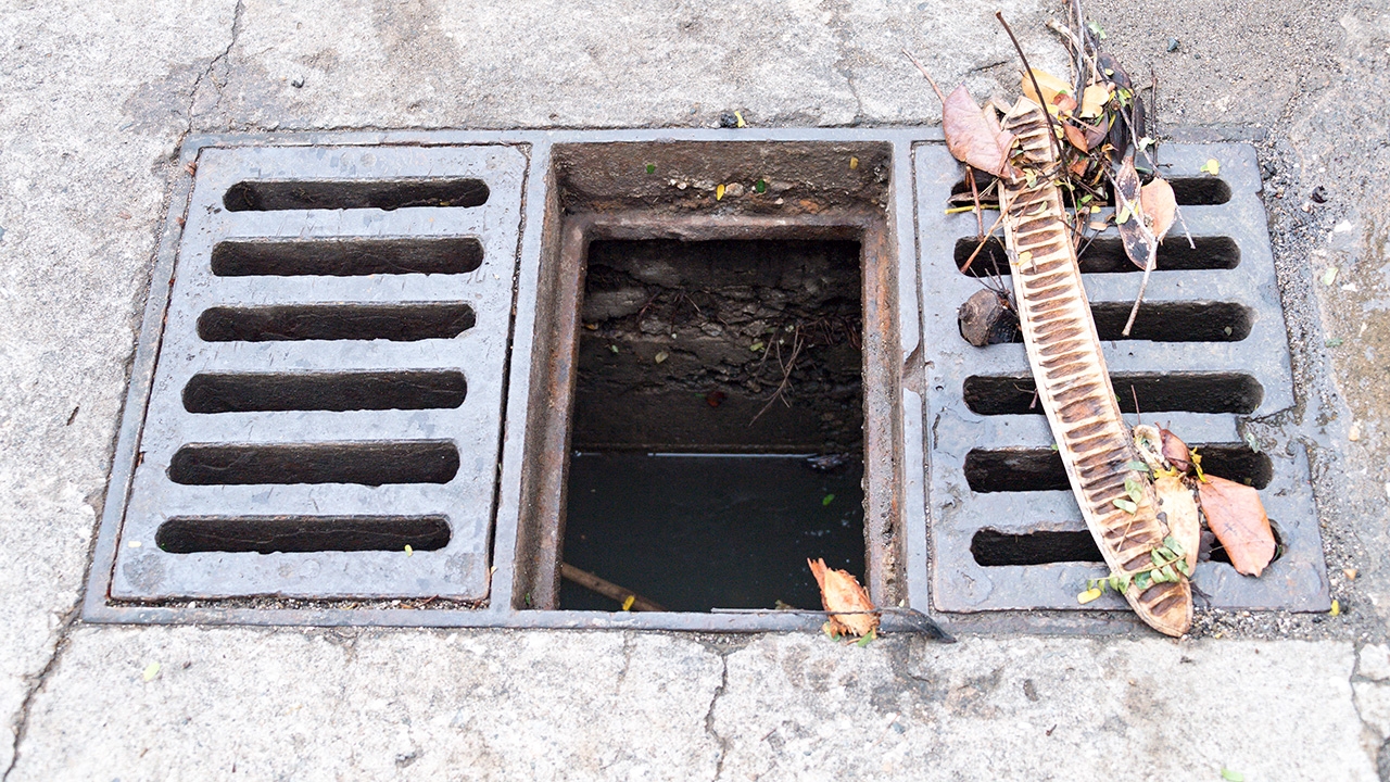 ตะแกรงปิดท่อระบายน้ำถูกขโมย ชาวบ้านหวั่นเกิดเหตุ อยากให้เทศบาลรีบแก้ไข