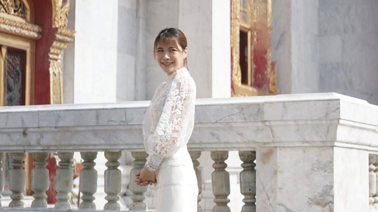 โบวี่ อัฐมา นุ่งชุดขาวเข้าวัด โพสต์ชวนคนไทยร่วมทำบุญให้ประเทศชาติ