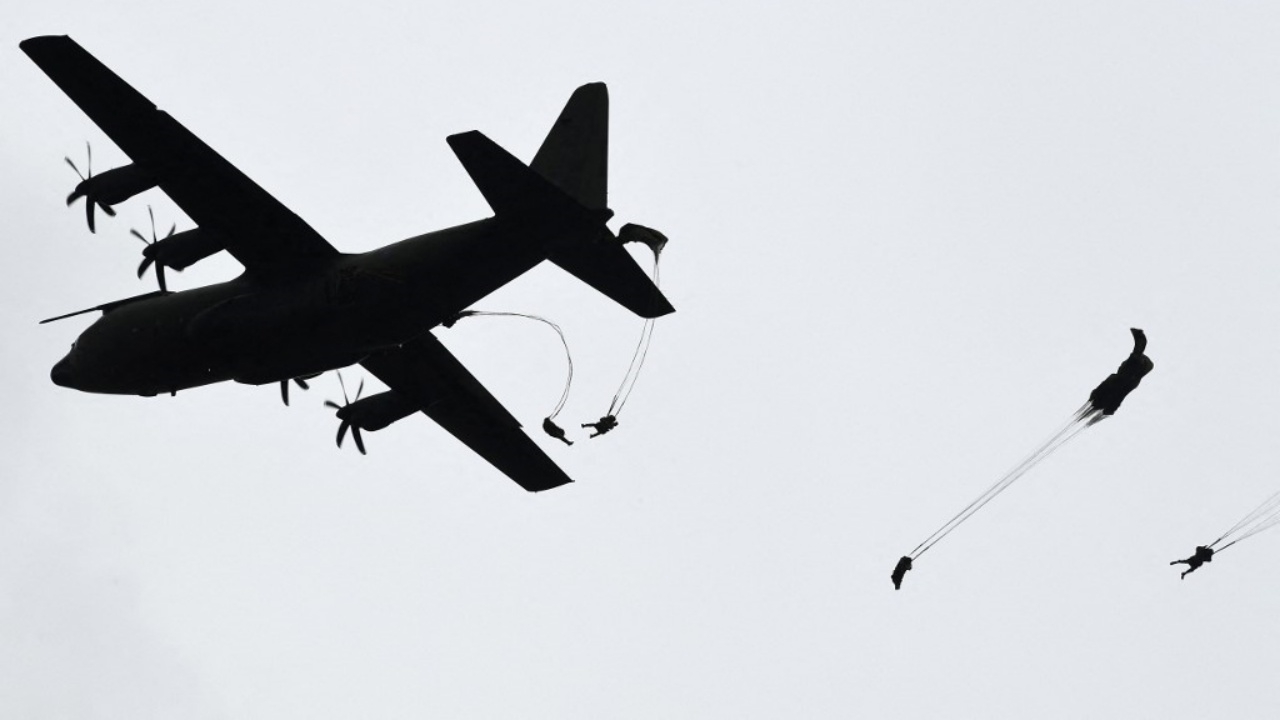 ช็อก ครูหญิงกองทัพอากาศอังกฤษ สอนดิ่งพสุธา ร่มไม่กาง กระแทกพื้นดับ