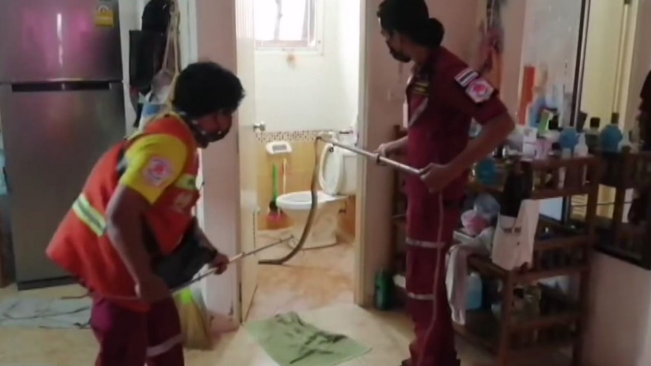 กู้ภัยกรุงเก่ารุดช่วย เด็ก 11 ขวบนั่งเรียนออนไลน์ เจองูเห่าบุกเข้าบ้าน (คลิป)