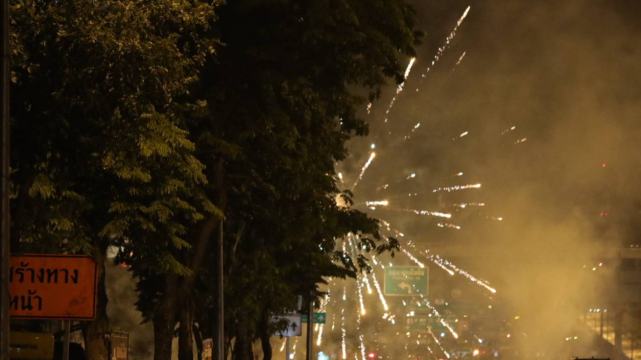 ม็อบ ป่วนหน้า กรมดุริยางค์ทหารบก "ยิงพลุ-ปาประทัด" เจอยิงแก๊สน้ำตาไล่