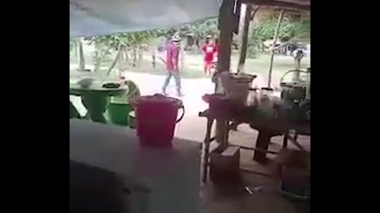 ว่อนเน็ต ผัวเมาโหดใช้ค้อนทุบเมียคาบ้าน ไล่ตีต่อกลางถนนเลือดสาดสาหัส