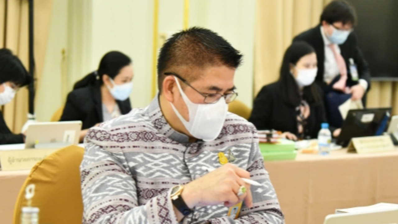 “ธรรมนัส” หน้าเจื่อน ประชุม ครม. ก้มหน้าไม่สบตาใคร