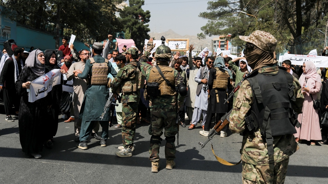 ตาลีบันใช้กระสุนจริง ยิงปืนขู่ ไล่ม็อบเรียกร้องสิทธิสตรี ต้านปากีสถาน