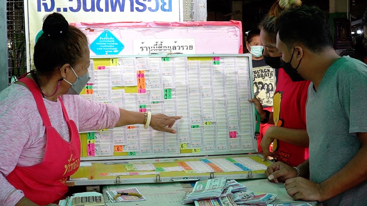 นักเสี่ยงโชคคึกคัก แห่ซื้อเลขเด็ด "แม่น้ำหนึ่ง" หลังไลฟ์สดเกลี้ยงแผง
