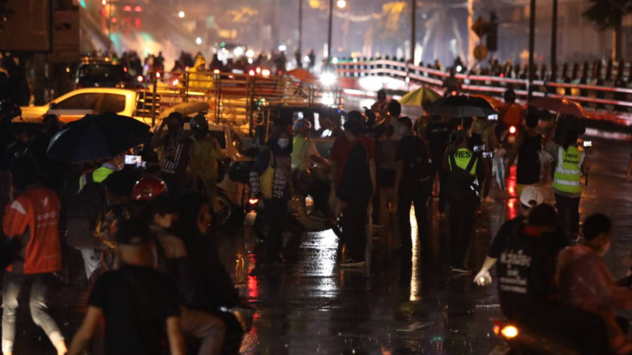 "ทะลุแก๊ซ" ยังรวมตัว "ใต้ด่วนดินแดง" แม้ล่วงเข้าสู่เวลาเคอร์ฟิว