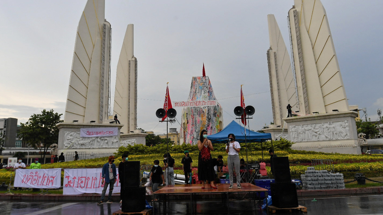 ม็อบทะลุฟ้า ปราศรัยอัดรัฐบาล ไล่ “บิ๊กตู่” หลังเสียงข้างมากโหวตไว้วางใจ