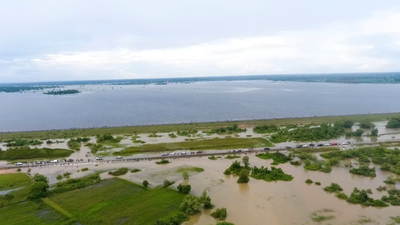 อ่างลำเชียงไกร ล้นทะลักในรอบ 20 ปี ผู้ว่าฯ โคราช เตือนรับมือน้ำล้นตลิ่ง (คลิป)